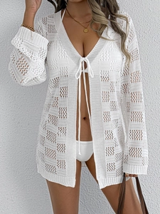 Détail de maille sur cache-maillot de plage en crochet blanc avec lien devant