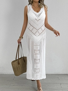 Détail de la robe de plage blanche en crochet sans manches avec motifs ajourés