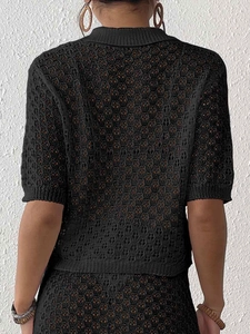 Damen Strickoberteil in Schwarz mit Lochmuster, Kurzarm-Polohemd und Rippstrick-Rücken