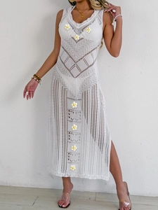 Détail de la robe de plage en crochet blanc avec marguerites jaunes et maille ajourée