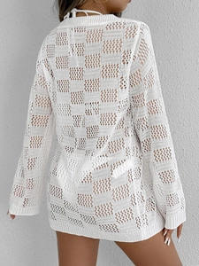 Robe de plage blanche en maille crochetée avec motif en damier et manches longues élégantes