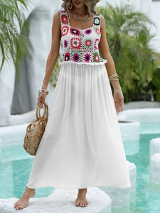 Détail du haut en patchwork de crochet coloré et robe de plage blanche fluide style boho