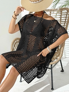 Détail d'un cache-maillot de plage en crochet noir avec maille large et coupe ample sexy