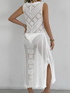 Détail de la robe de plage en crochet blanc montrant des motifs géométriques ajourés