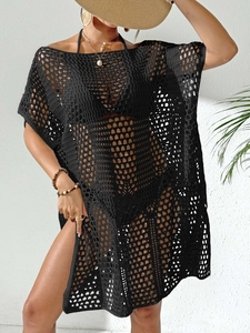 Détail du cache-maillot en crochet noir avec motif en maille ajourée et épaules dénudées