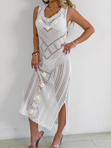 Détails de la texture crochetée de la robe de plage blanche avec fleurs en 3D