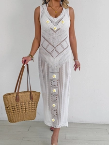 Détail de la robe de plage crochet blanc avec broderie marguerite jaune et tricot ajouré