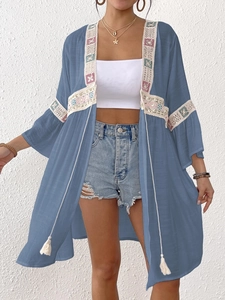 Copricostume bikini boho blu polvere con pizzo all'uncinetto e lacci con nappe chic