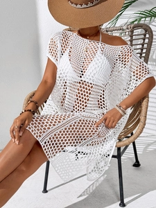 Détail de la tunique de plage bohème blanche avec des motifs au crochet et ajourés
