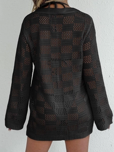 Détail du dos d'un gilet au crochet noir avec maille ajourée et texture quadrillée