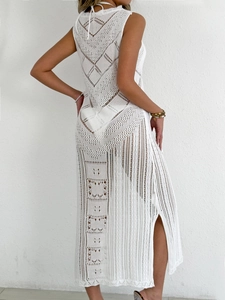 Robe de plage blanche en crochet ajouré avec fente latérale pour les vacances d'été