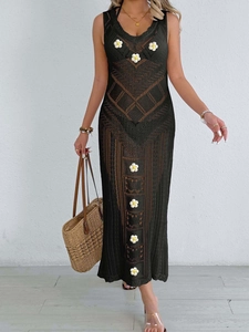 Robe de plage longue au crochet noire avec appliques de fleurs de marguerites