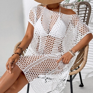 Détail du cache-maillot de plage blanc au crochet avec des motifs de maille complexes