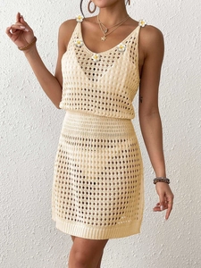 Dettaglio del set due pezzi all'uncinetto beige con applicazioni di margherite bianche