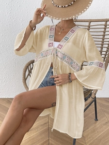 Cardigan boho beige con ricami colorati e paillettes argento per l'abbigliamento da spiaggia