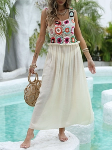 Détail du corsage bohème au crochet fleuri avec taille volantée et jupe de plage crème