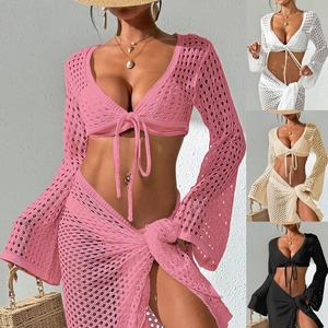 Détail de l'ensemble de plage au crochet en quatre couleurs avec tricot ajouré et lacets