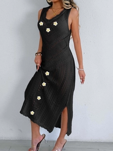 Détail d'une robe de plage au crochet avec marguerites 3D et texture en maille filet