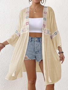 Dettaglio del cardigan kimono boho con ricami geometrici colorati e tocchi di paillettes