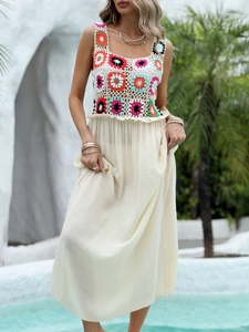 Robe de plage bohème avec corsage au crochet coloré et jupe en tissu beige