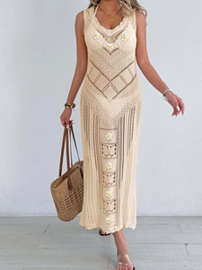 Détails de maille crochetée et fleurs de marguerite 3D sur robe de plage beige