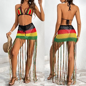 Detail der Häkeltextur des Bikini-Sets mit langen bunten Fransen in Melonen-Optik