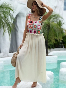 Détail du corsage au crochet coloré et de la jupe à volants blanche sur robe de plage