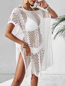 Détail de la robe de plage blanche au crochet ajourée avec fente latérale chic