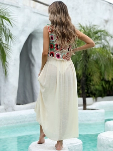Vue de dos d'un ensemble de vacances boho avec gilet au crochet et jupe longue légère