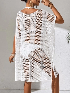 Détail d'un cache-maillot blanc au crochet avec maille ajourée et fente latérale