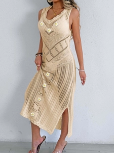 Robe de plage en crochet beige avec appliques marguerites et fente latérale haute