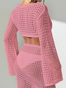 Vue détaillée du dos d'un haut de plage en crochet rose avec manches évasées et motifs losange