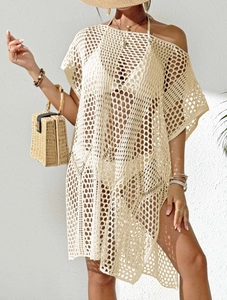Détail de la texture en maille ajourée beige sur une robe de plage sexy à épaules dénudées