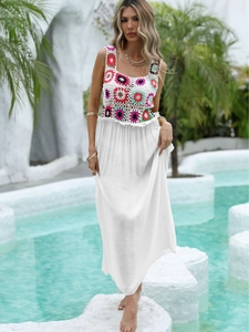 Robe de plage bohème avec corsage au crochet coloré et longue jupe blanche fluide