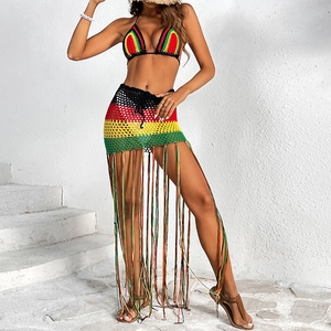 Details eines Häkel-Bikini-Sets im Boho-Stil mit bunten Streifen und langen Fransen