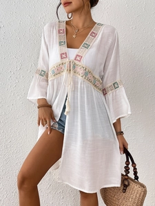 Copricostume boho bianco in pizzo con ricami colorati e nappe con paillettes