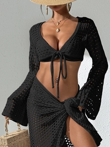 Détails de l'ensemble de plage en crochet noir avec manches évasées et motifs ajourés