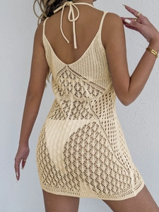 Copricostume da spiaggia beige all'uncinetto da donna, vista posteriore a 45 gradi