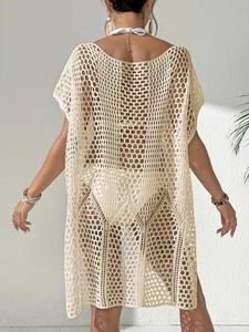 Détail de la robe de plage crochetée bohème avec texture de maille complexe en beige