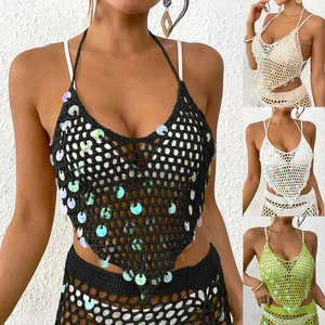 Détail du haut dos nu fait main au crochet avec des paillettes irisées en quatre couleurs