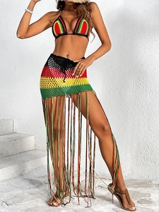 Häkel-Bikini-Set für Damen mit langem Fransenrock in lebhaften Reggae-Farbmustern