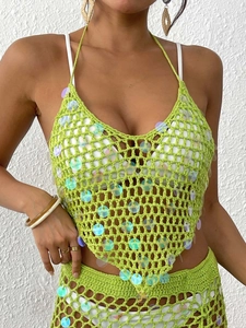 Détail du haut de bikini vert au crochet avec paillettes et texture maille à la main