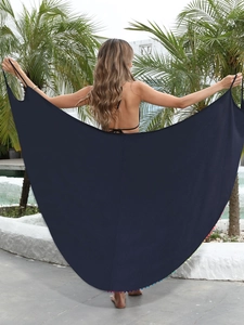 Dettaglio del pareo mare nero allacciato al collo con nappe colorate e orlo curvo
