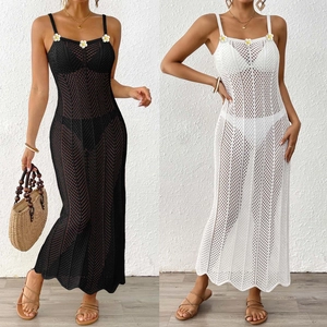 Dettaglio dell'abito da spiaggia boho all'uncinetto con margherite e motivo traforato