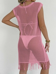Robe de plage au crochet rose avec franges, vue de dos montrée sur un mannequin