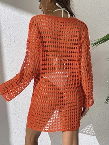 Détail de la tunique de plage en maille crochet orange montrant la texture en gouttes d'eau