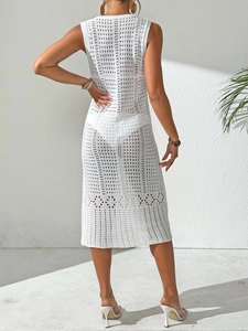 Elegantes weißes ärmelloses Häkelkleid mit geometrischem Strickmuster für den Strand