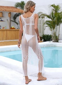 Detail van witte gehaakte strand-cover-up met een getextureerd mouwloos rugontwerp