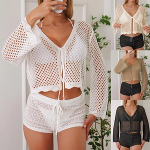 Dettaglio del set in maglia all'uncinetto da donna con texture e cardigan con lacci