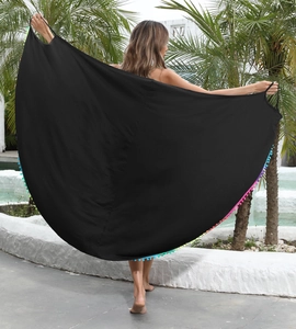 Dettaglio copricostume nero con finiture di pompon colorati e tessuto leggero estivo